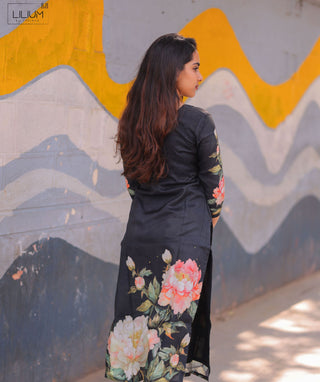 Floral Eclipse Muslin Kurti – Trending Casual Elegance