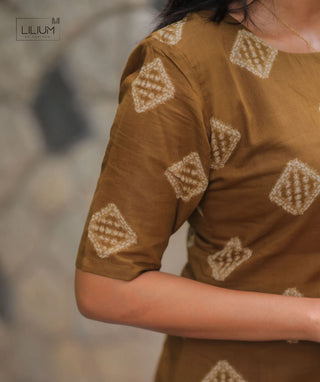 Honey Bronze Cotton Kurti with Elbow Sleeves – Everyday Elegance