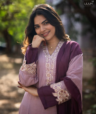 Soft Mauve Muslin 3 Piece Set with Plum Dupatta & Pockets