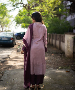 Soft Mauve Muslin 3 Piece Set with Plum Dupatta & Pockets