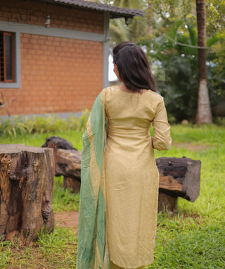 Golden Heirloom Muslin 3-Piece Festive Set With Pockets