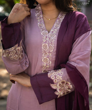 Soft Mauve Muslin 3 Piece Set with Plum Dupatta & Pockets