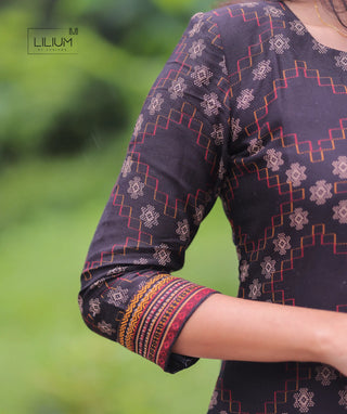 Side profile of 3/4 sleeve kurti in Garnet Weave