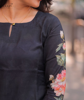 Floral Eclipse Muslin Kurti – Trending Casual Elegance