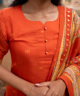 Dynasty Gold Chanderi Silk Kurti with Shawl – Elbow Sleeve Style