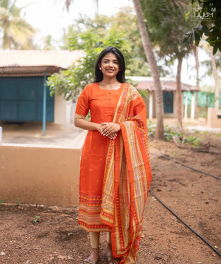 Dynasty Gold Chanderi Silk Kurti with Shawl – Elbow Sleeve Style