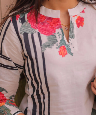 Vintage Rose Canvas Cotton Kurti – 3/4 Sleeve Casual Elegance