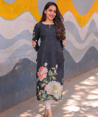 Floral Eclipse Muslin Kurti – Trending Casual Elegance