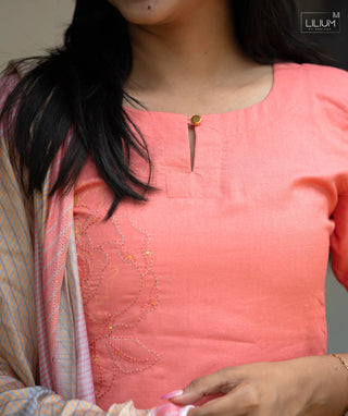 Stylish women’s muslin outfit for Onam with elbow sleeves