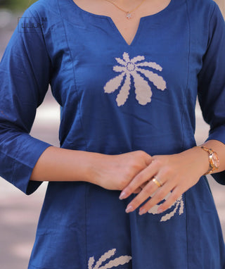 Casual two-piece outfit in indigo