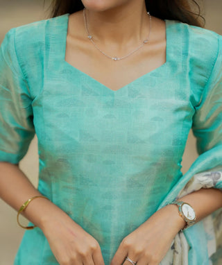 Side view showing kurti pockets and slits
