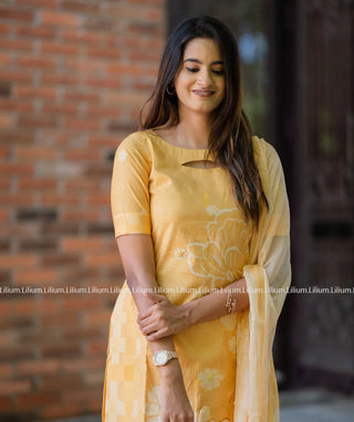 Elbow sleeve kurti with matching dupatta and bottom