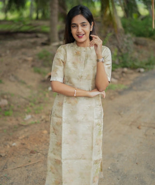 Side view showing flow and fit of the kurti