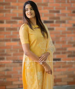 Side view of kurti showing pockets and lining