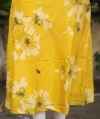 Model wearing Daisy Gold kurti with leggings