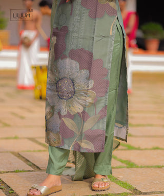 Green ethnic kurti set with lining, pockets, and floral accents
