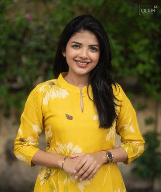 Side view showing pockets of Daisy Gold kurti