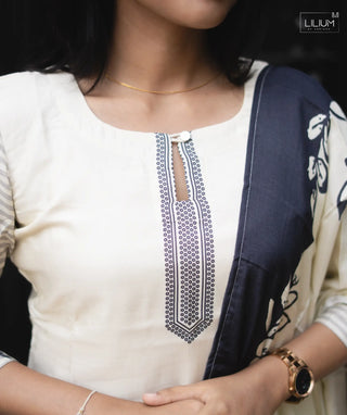 Women’s kurti with shawl in Frost Petal color