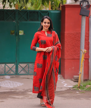 Three-piece kurti set with shawl and pants