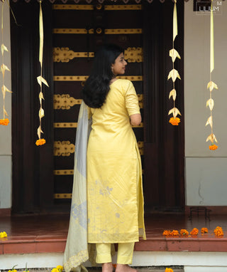 Muslin 3 piece Onam kurti set with comfortable pockets