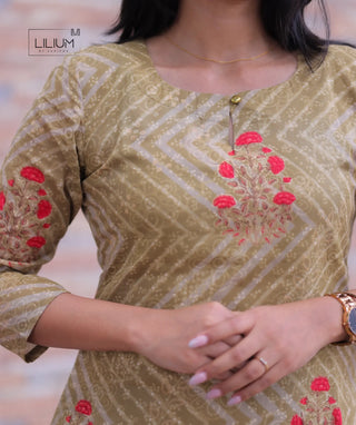 Soft breathable cotton kurti – neckline close-up