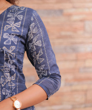 Lined cotton kurti in blue – neckline close-up