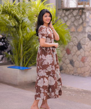 Soft cotton half-sleeve dress in cocoa shade