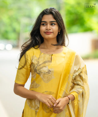 Side view showing open slit of muslin kurti