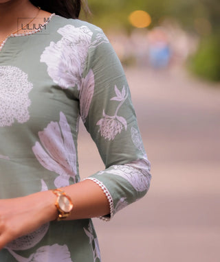 Lace-detailed 3/4 sleeves on cotton kurti – close-up