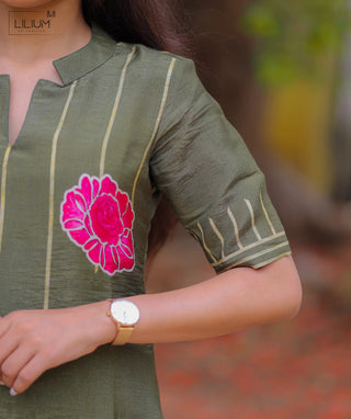 Muslin silk kurti with elbow sleeves and lining