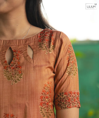Back view of lined muslin silk kurt